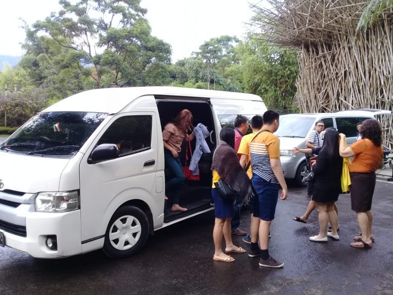 Sewa  Hiace dengan Wisatawan dari Singapura di Bandung