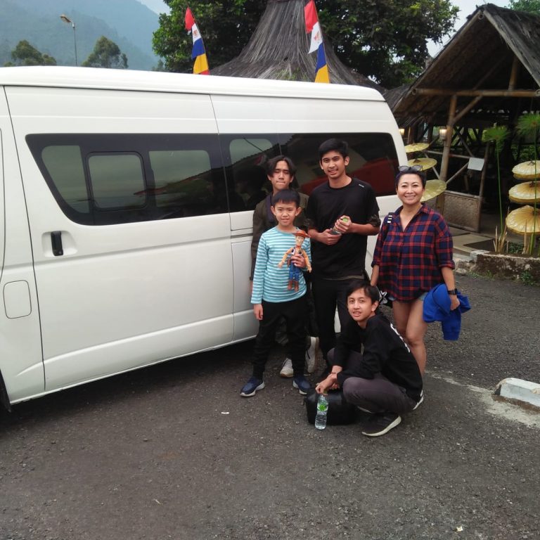 Indy Barends dan keluarga jalan-jalan ke Ciwidey Bandung